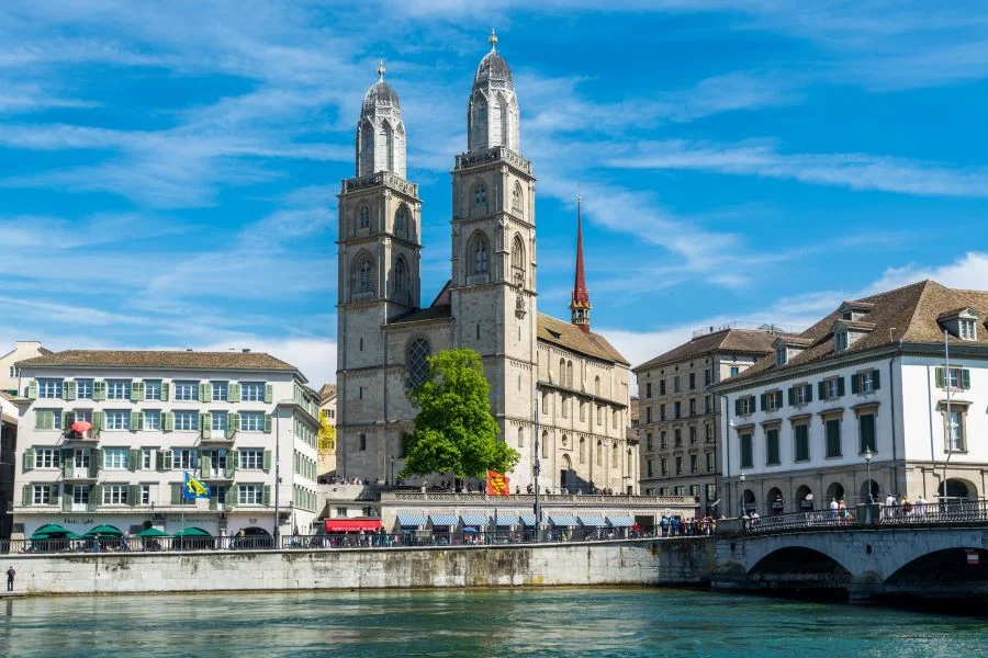 Grossmunster là một nhà thờ nổi tiếng với phong cách La Mã đặc sắc