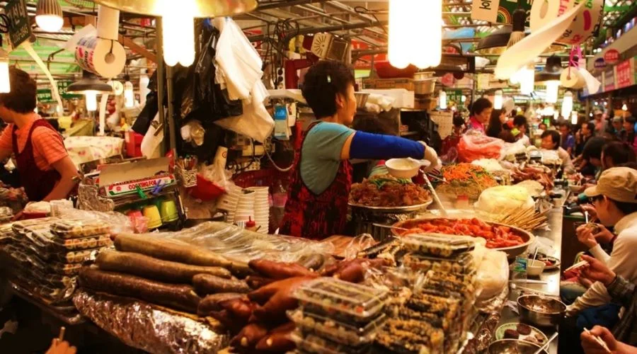 Chợ Gwangjang là một trong những chợ truyền thống lâu đời và nổi tiếng nhất ở Seoul