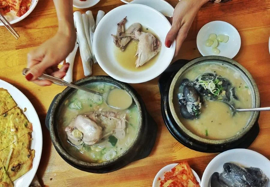 Món Samgyetang (gà tần sâm) là sự kết hợp hoàn hảo giữa các loại thảo mộc bổ dưỡng và thịt gà