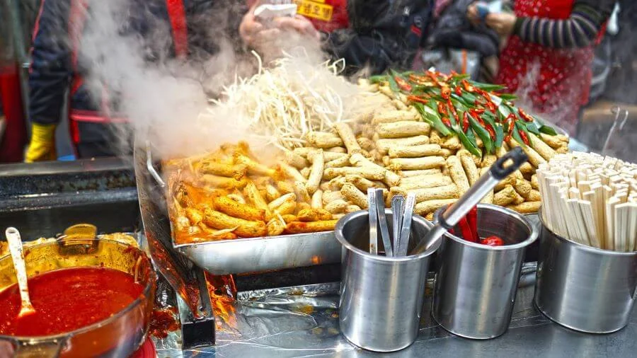 Thực đơn của Pojangmacha vô cùng phong phú, tập hợp những món ăn đường phố được yêu thích nhất của Hàn Quốc