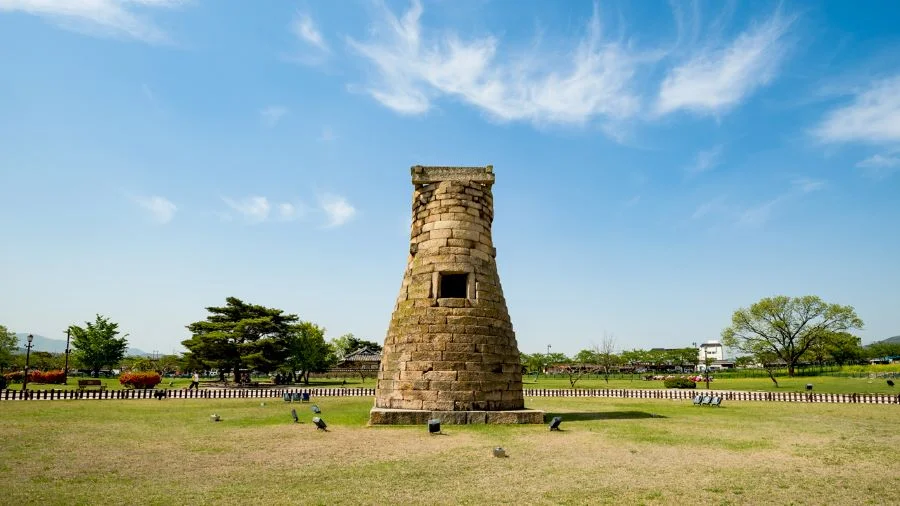 Với những giá trị lịch sử sâu sắc, Cheomseongdae là một trong những địa điểm du lịch Hàn Quốc hấp dẫn mà bạn không nên bỏ qua