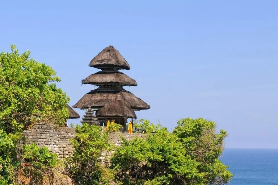 Đền Uluwatu tọa lạc ngay trên vách núi lởm chởm nằm ven biển