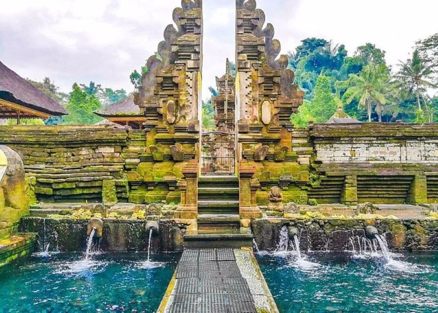 Đền suối thiêng Tampak Siring là một ngôi đền Hindu nổi tiếng tại ngôi làng Manykaya