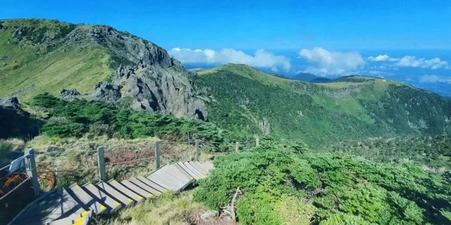 Núi Hallasa thu hút hàng triệu du khách mỗi năm bởi vẻ đẹp thiên nhiên hoang sơ và hệ sinh thái đa dạng