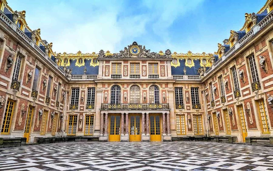 Nằm cách Paris hoa lệ khoảng 20km, cung điện Versailles sừng sững như một viên ngọc quý giữa lòng nước Pháp