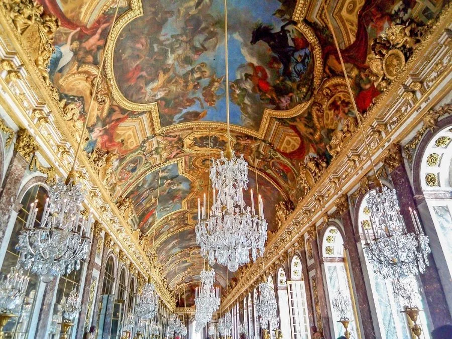 Chiêm ngưỡng kiến trúc lộng lẫy của cung điện Versailles là một trải nghiệm không thể bỏ qua khi đến Pháp