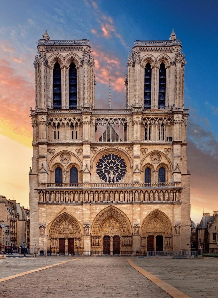 Đến với nhà thờ Đức Bà Paris, bạn không chỉ được chiêm ngưỡng một công trình kiến trúc độc đáo mà còn có cơ hội tìm hiểu về lịch sử, văn hóa và nghệ thuật của nước Pháp