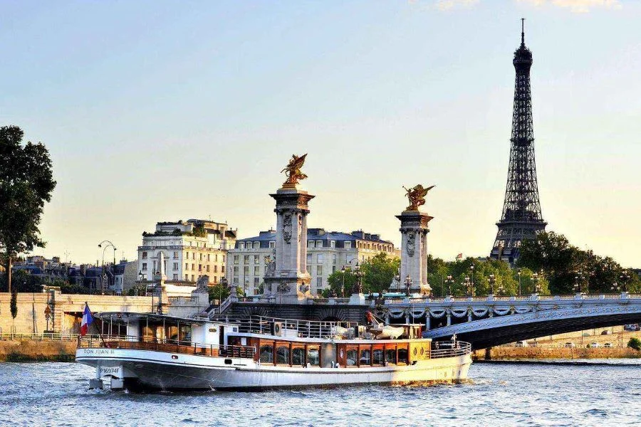 Dòng sông Seine hiền hòa chảy qua lòng thành phố Paris hoa lệ, ôm trọn lấy những công trình kiến trúc tráng lệ và những con phố cổ kính
