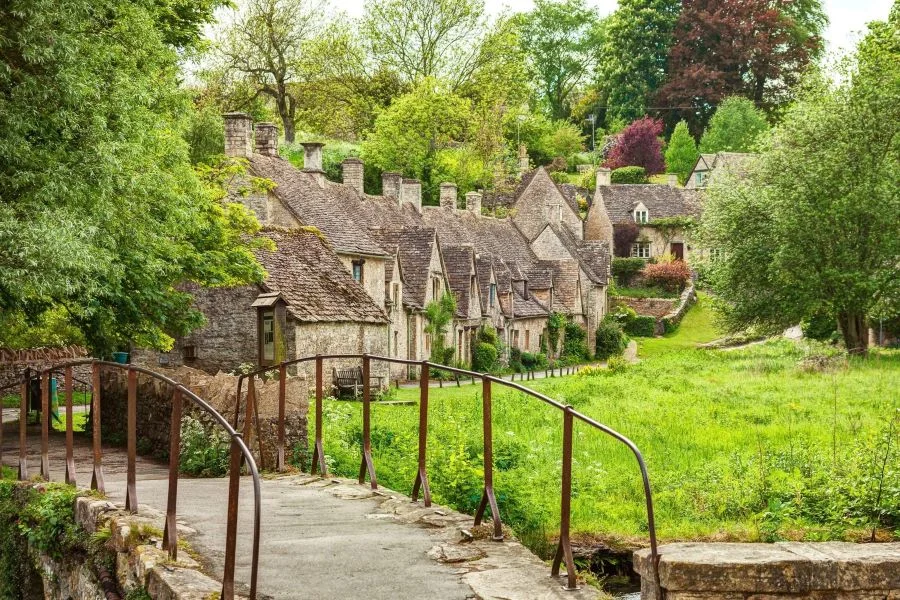 Nằm cạnh dòng sông Coln mơ mộng, Làng Bibury được mệnh danh là một trong những ngôi làng đẹp nhất của vương quốc Anh