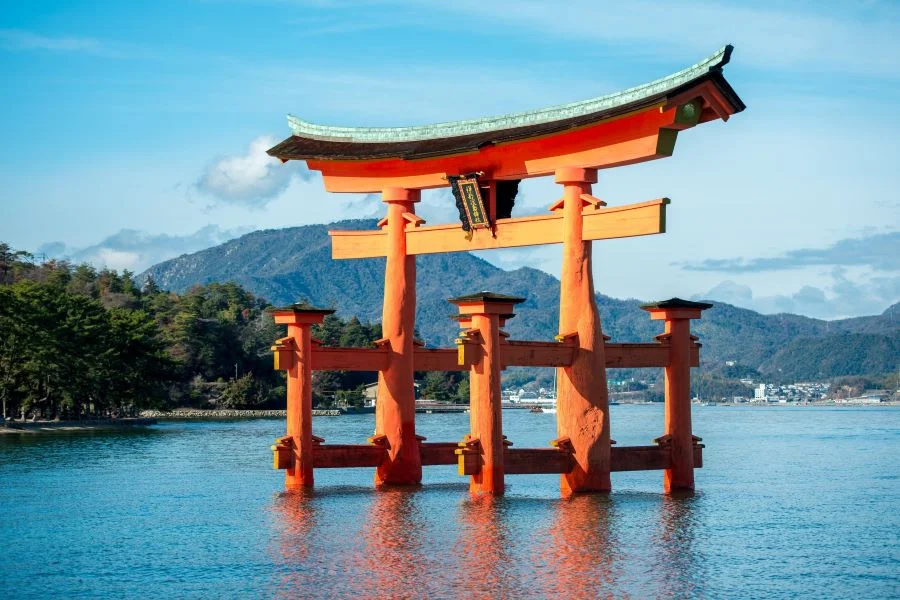 Những cánh cổng Torii thường được người dân Nhật Bản sơn màu đỏ và màu cam rực rỡ