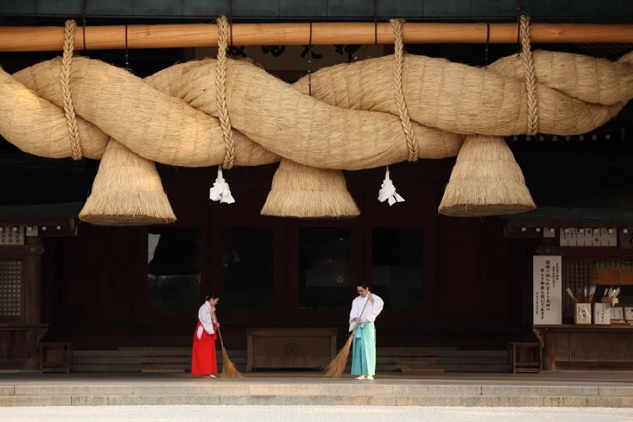 Sợi dây thừng xoắn “Shimenawa” được treo ở phía trước chánh điện của Đền thờ Thần đạo