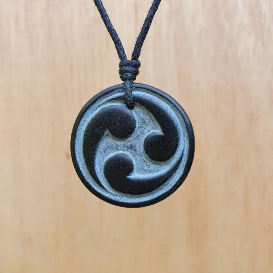 Biểu tượng vòng xoáy “Tomoe” có thể gợi nhớ nhiều về biểu tượng âm dương nổi tiếng của Trung Quốc