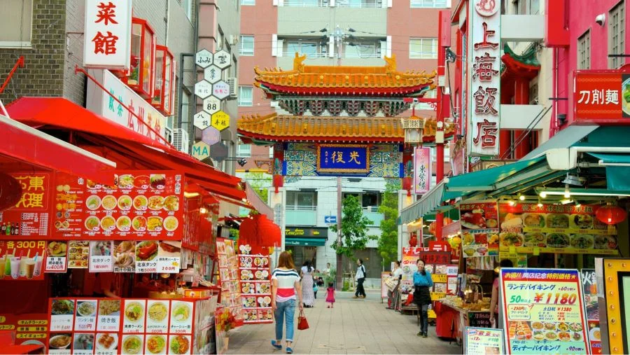 Kiến trúc của đền mang đậm phong cách Trung Hoa với những mái ngói cong vút đã tạo nên dấu ấn riêng cho khu phố này