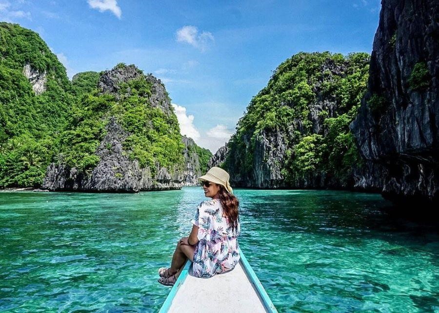 Ngồi thuyền dạo quanh các đảo nhỏ