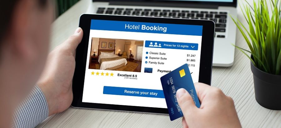 Du khách có thể đặt khách sạn thông qua số hotline, website, app đặt phòng,...