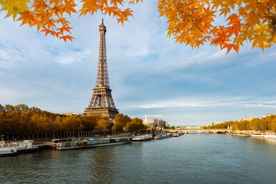 Biểu tượng của Paris trở nên lãng mạn hơn bao giờ hết vào mùa thu