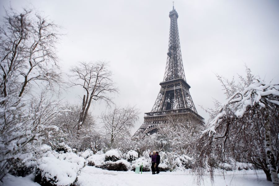 Tháp Eiffel vào mùa đông được bao phủ bởi tuyết trắng