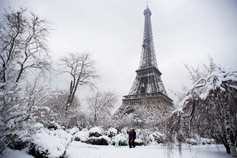 Tháp Eiffel vào mùa đông được bao phủ bởi tuyết trắng