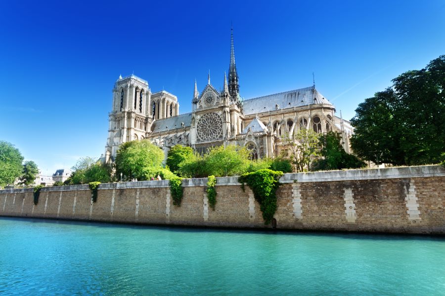 Bên ngoài nhà thờ Đức Bà Paris