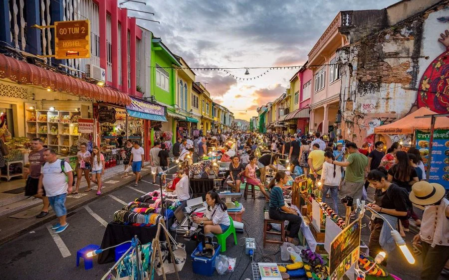Phố đi bộ Chiang Mai thường đông đúc vào buổi tối và những dịp cuối tuần