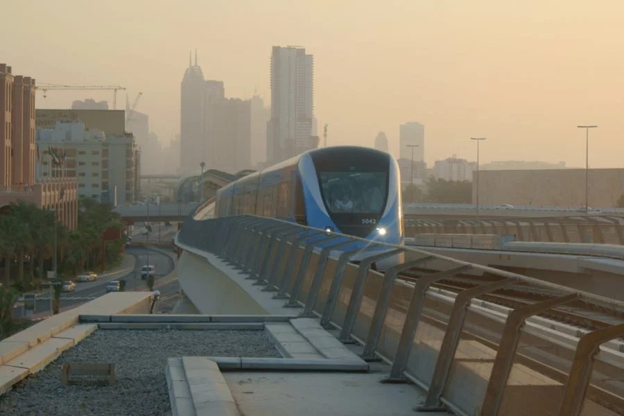Bạn cũng có thể lựa chọn tàu điện ngầm khi đi du lịch tại Dubai
