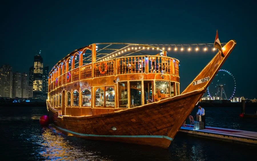 Trải nghiệm tour du thuyền và thưởng thức các món ăn thơm ngon tại Dubai