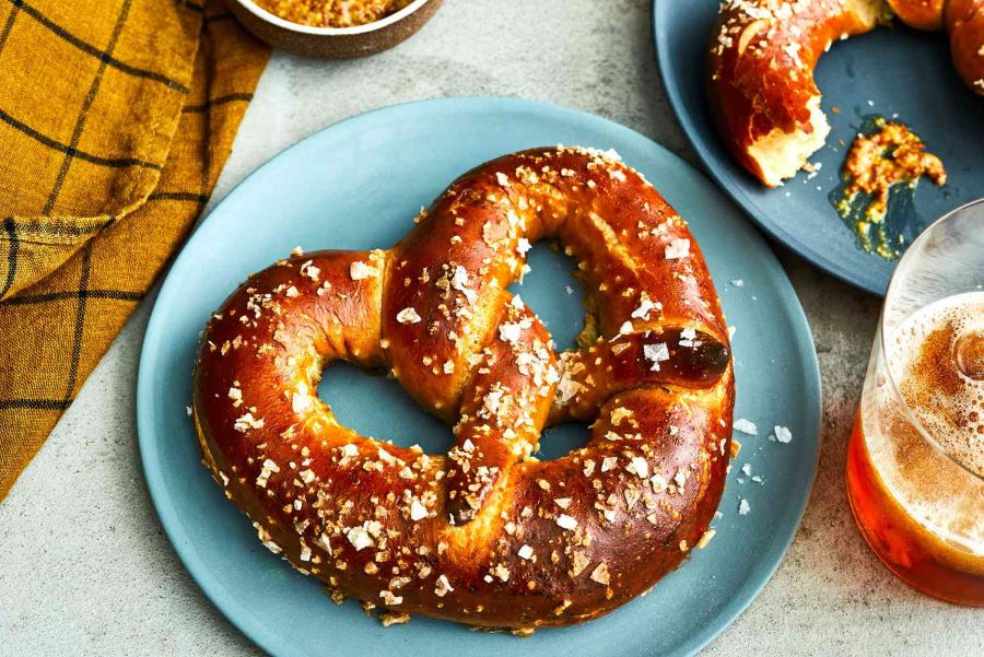Bánh Pretzel thường được thưởng thức cùng sinh tố hoặc cà phê, hứa hẹn mang đến một bữa sáng hoàn hảo cho du khách