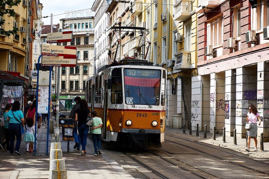 Để di chuyển tại Plovdiv, du khách có thể lựa chọn sử dụng nhiều loại phương tiện khác nhau