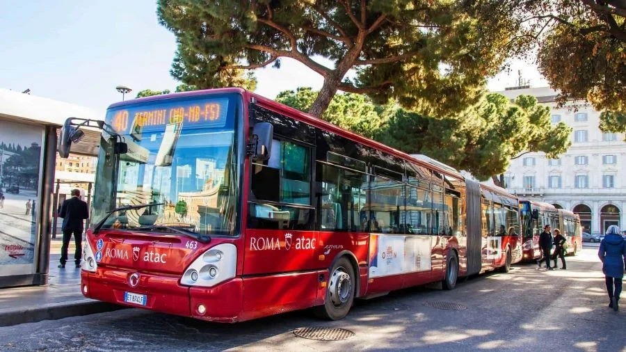 Từ Roma, du khách lựa chọn các phương tiện như taxi, tàu điện, xe bus,... để đến Vatican