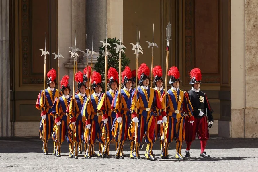 Đội vệ binh Thụy Sĩ với những bộ trang phục sặc sỡ sắc màu tại Vatican
