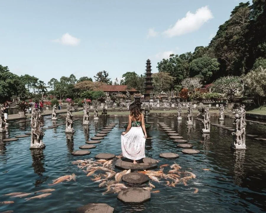 Ưu tiên những chiếc váy dài để vừa tôn lên sự nữ tính vừa kín đáo và lịch sự