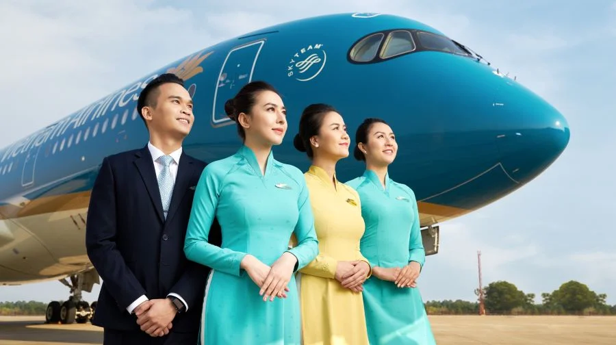 Du khách nên thường xuyên theo dõi thông tin từ các hãng hàng không 