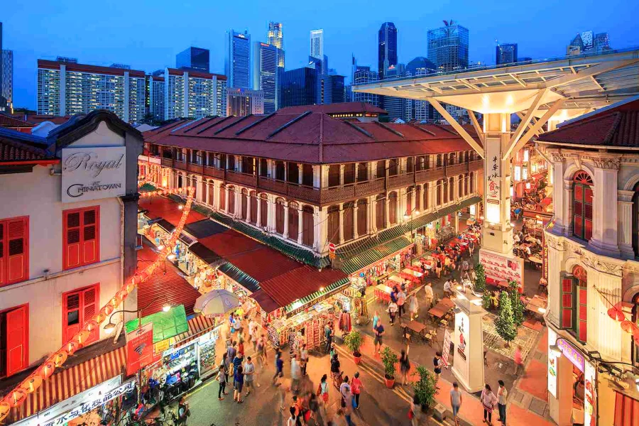 Nếu bạn đang tìm kiếm một địa điểm mua sắm sầm uất và đa dạng tại Singapore, thì Chinatown là điểm đến không thể bỏ qua