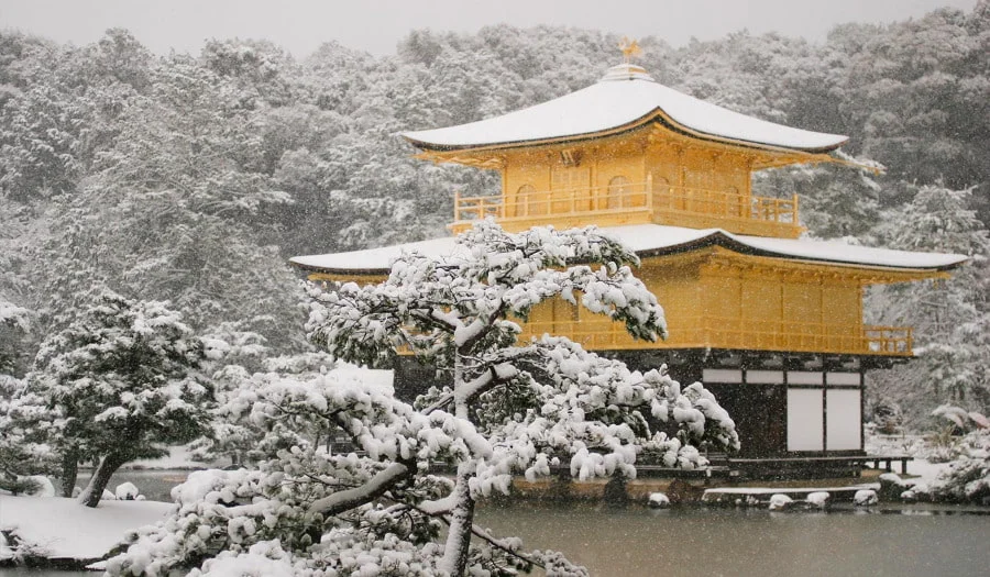 Kinkakuji khoác lên mình một tấm áo trắng tinh khôi của tuyết khi đông đến