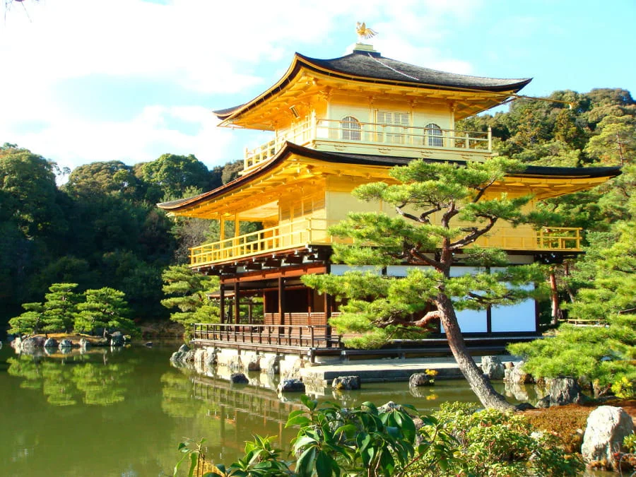 Chùa Kinkakuji không chỉ nổi tiếng với kiến trúc độc đáo mà còn bởi khung cảnh thiên nhiên tuyệt đẹp bao quanh