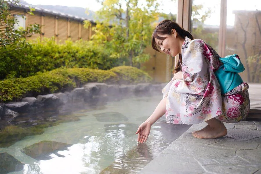 Đến với Kinosaki Onsen, bạn sẽ được tận hưởng cảm giác thư giãn trong những làn nước nóng ấm áp với bầu không khí yên bình, thơ mộng