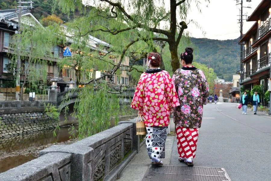 Khi đến Kinosaki Onsen, bạn sẽ được trải nghiệm một nét văn hóa độc đáo đó là việc mặc yukata và đi geta