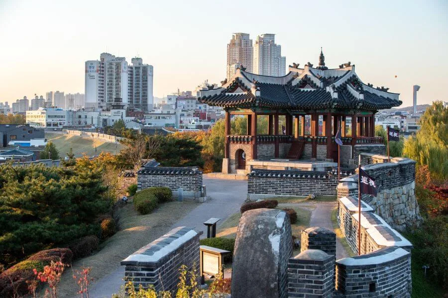 Korean Folk Village là một địa điểm du lịch Hàn Quốc nổi tiếng mà bạn không nên bỏ qua