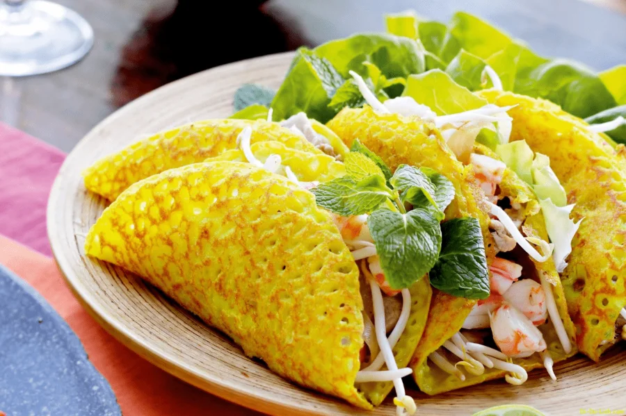 Bánh xèo Phú Yên được đổ từ khuôn nhỏ, chỉ vừa bằng một bàn tay