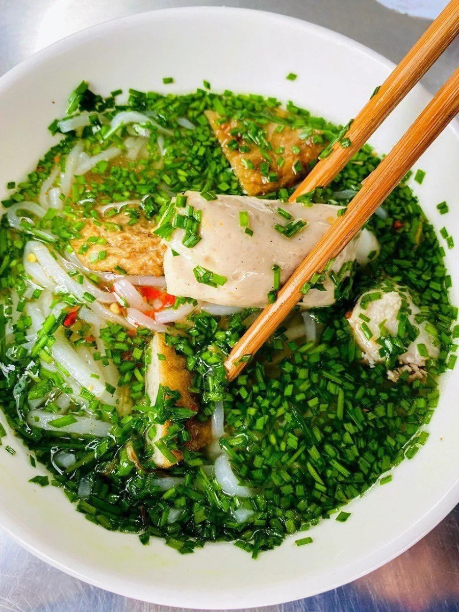 Đến xứ Nẫu, bạn không thể nào bỏ qua món Bánh canh hẹ thơm ngon nức tiếng này được