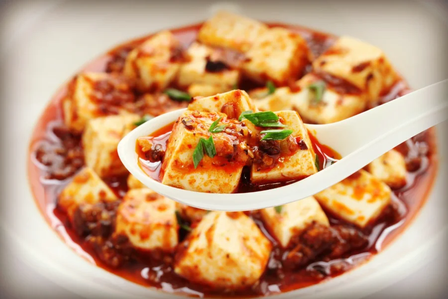 Đậu phụ Mapo ghi điểm bởi hương vị cay nồng đặc trưng, quyện cùng vị béo mềm của đậu phụ và vị đậm đà của nước sốt