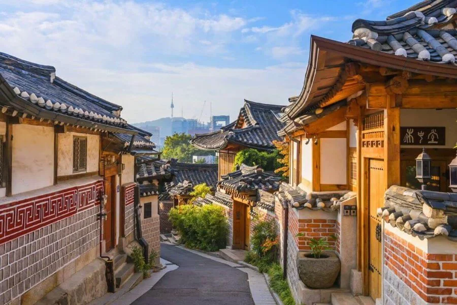 Làng cổ Bukchon Hanok với hàng trăm ngôi nhà Hanok truyền thống được làm bằng đá và đất sét