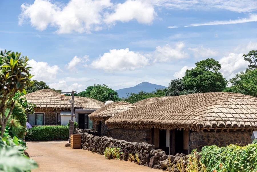 Làng cổ Seongeup tọa lạc trên hòn đảo Jeju thu hút lượng lớn du khách cả trong nước lẫn quốc tế đến thăm mỗi năm
