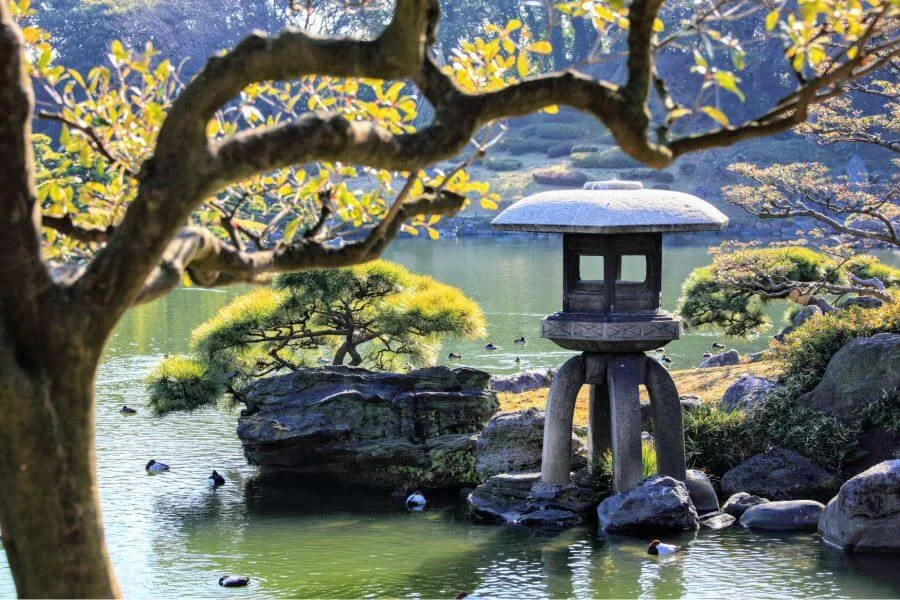 Kiyosumi Teien không chỉ đẹp bởi cảnh quan mà còn bởi lịch sử lâu đời của nó
