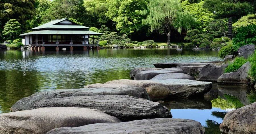 Điểm đặc biệt của Kiyosumi Teien là cảnh quan được tạo nên bởi những hồ nước rộng lớn, những hòn đảo nhỏ và những tảng đá được sắp xếp một cách tinh tế