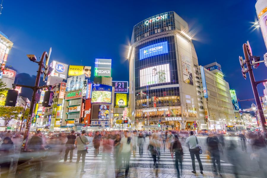 Shibuya còn là thiên đường mua sắm với vô số cửa hàng thời trang, trung tâm thương mại cao cấp, khu mua sắm sầm uất