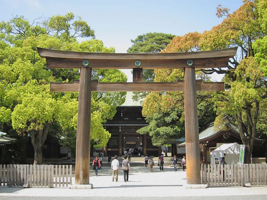 Nằm giữa khu rừng xanh tươi rộng lớn Yoyogi, Đền Meiji Jingu là một ốc đảo bình yên giữa lòng Tokyo sôi động