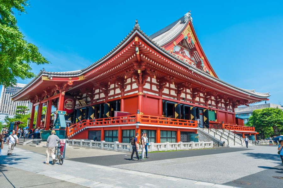 Tọa lạc tại khu phố Asakusa cổ kính, Sensoji trở thành biểu tượng cho sự giao thoa giữa nét hiện đại và truyền thống của thành phố