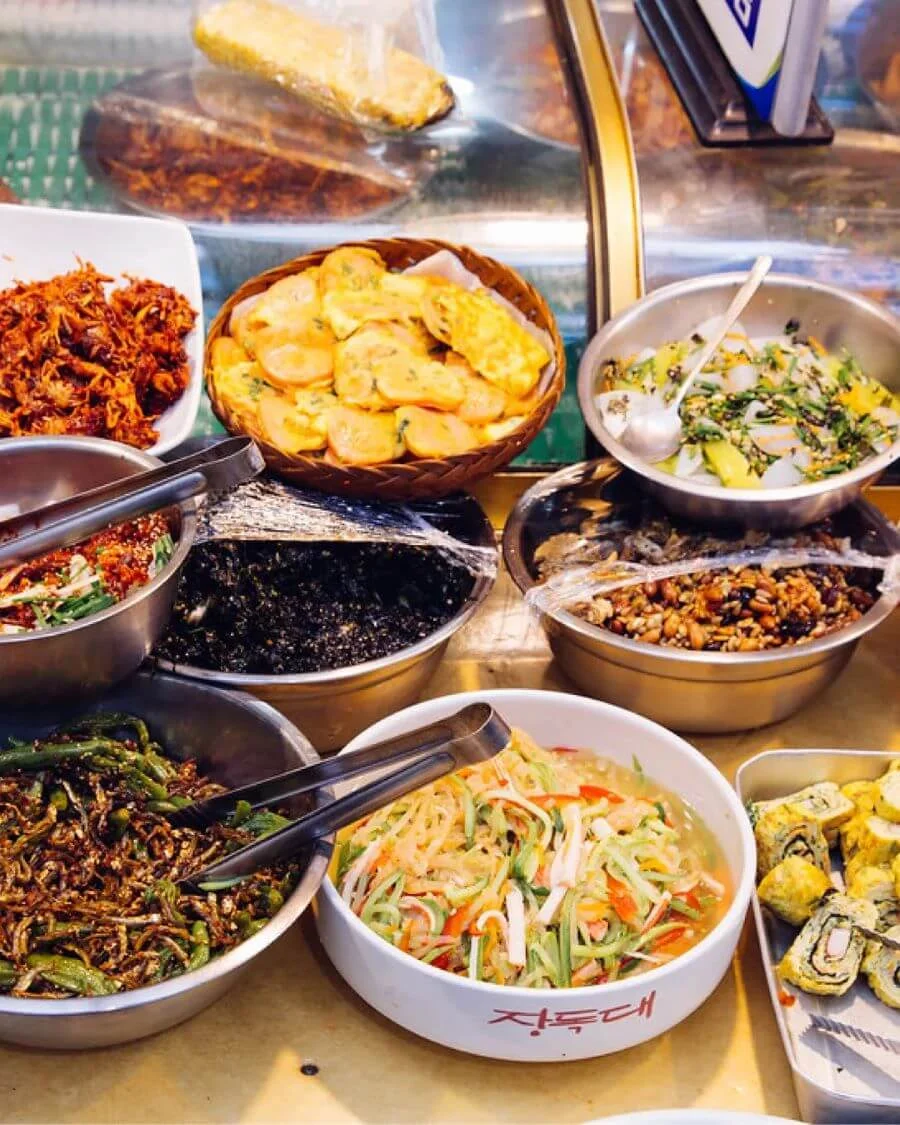 Dọc theo con hẻm dài khoảng 75 gian hàng, Tongin chào đón bạn bằng một thiên đường ẩm thực phong phú và đa dạng