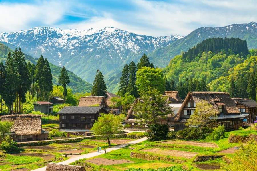 Làng cổ Ainokura như một bức tranh thiên nhiên hoàn mỹ, níu chân du khách bởi những ngôi nhà gassho-zukuri độc đáo
